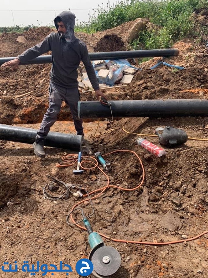 بدء العمل على شبكة المياه في حي البيارة والتجهيز لبناء الاضافة في الثانوية 